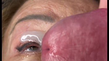 Mature lady facecum huge load on eye