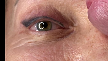 Mature lady facecum huge load on eye