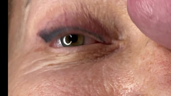 Mature lady facecum huge load on eye