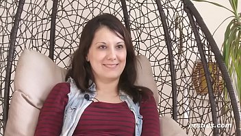 Working that amateur pussy with dildo