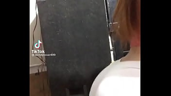 Chica de tk tk con el culo grande