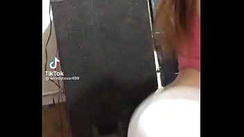 Chica de tk tk con el culo grande