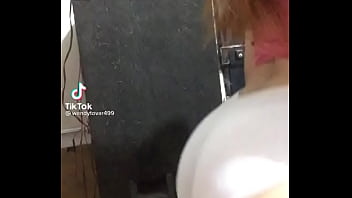 Chica de tk tk con el culo grande