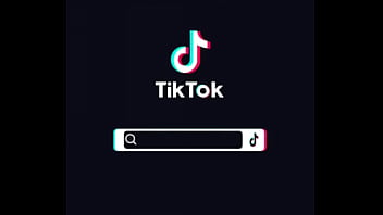 Chica de tk tk con el culo grande