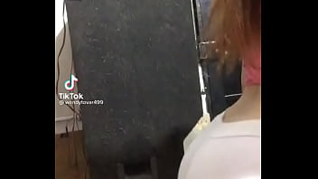 Chica de tk tk con el culo grande