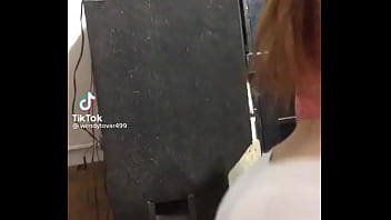 Chica de tk tk con el culo grande