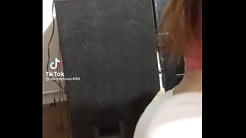 Chica de tk tk con el culo grande