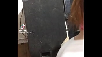 Chica de tk tk con el culo grande