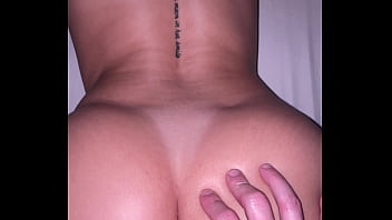 Ruiva da buceta rosinha sofre depois de aceitar fazer anal com namorado pauzudo