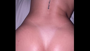 Ruiva da buceta rosinha sofre depois de aceitar fazer anal com namorado pauzudo