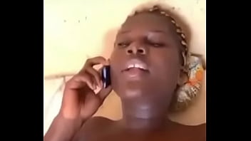 Son marie l’appelle pendant la baise