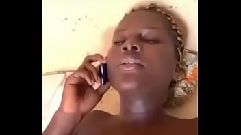 Son marie l’appelle pendant la baise