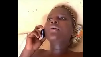 Son marie l’appelle pendant la baise