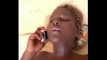 Son marie l’appelle pendant la baise