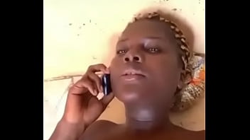 Son marie l’appelle pendant la baise