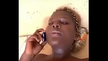 Son marie l’appelle pendant la baise