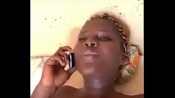 Son marie l’appelle pendant la baise