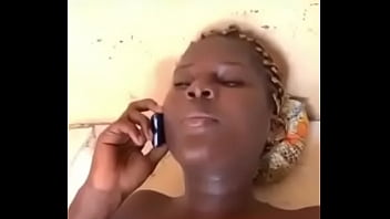 Son marie l’appelle pendant la baise