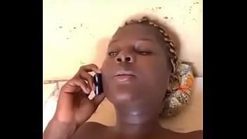 Son marie l’appelle pendant la baise