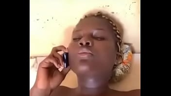 Son marie l’appelle pendant la baise