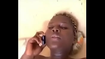 Son marie l’appelle pendant la baise