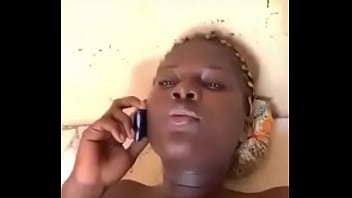 Son marie l’appelle pendant la baise