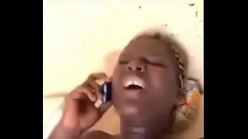 Son marie l’appelle pendant la baise