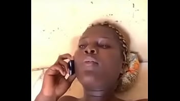 Son marie l’appelle pendant la baise