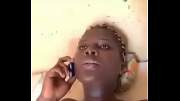 Son marie l’appelle pendant la baise