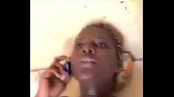 Son marie l’appelle pendant la baise