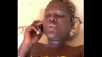 Son marie l’appelle pendant la baise