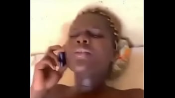 Son marie l’appelle pendant la baise