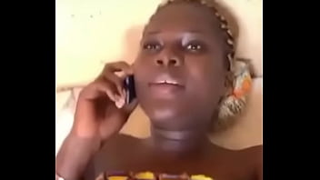 Son marie l’appelle pendant la baise