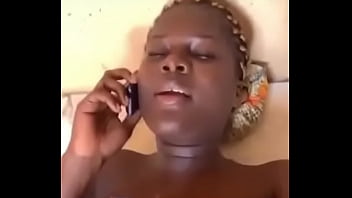 Son marie l’appelle pendant la baise