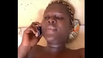 Son marie l’appelle pendant la baise