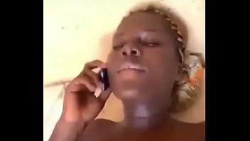 Son marie l’appelle pendant la baise