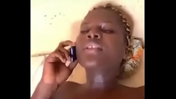 Son marie l’appelle pendant la baise