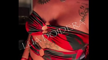 Lua doidera mostrando a calcinha nova que ela ganhou de um fã