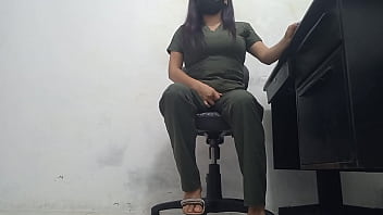 Doctora muy femenina se masturba frente a un paciente mientras le brinda atencion medica Doctora muy femenina se masturba frente a un paciente mientras le brinda atencion medica