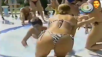 Domingo legal grupo banana split participando da prova da banheira