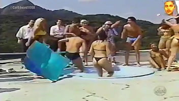 Domingo legal grupo banana split participando da prova da banheira