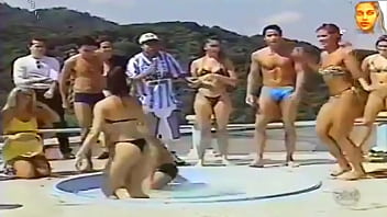 Domingo legal grupo banana split participando da prova da banheira