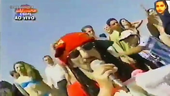 Domingo legal grupo banana split participando da prova da banheira