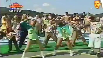 Domingo legal grupo banana split participando da prova da banheira