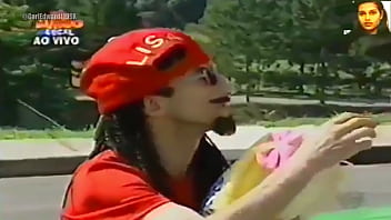 Domingo legal grupo banana split participando da prova da banheira