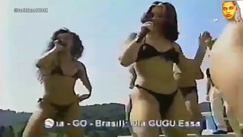 Domingo legal grupo banana split participando da prova da banheira