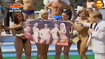 Domingo legal grupo banana split participando da prova da banheira