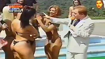 Domingo legal grupo banana split participando da prova da banheira