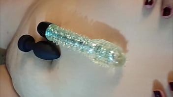 Haciendo travesuras con sus juguetes