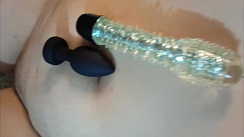 Haciendo travesuras con sus juguetes